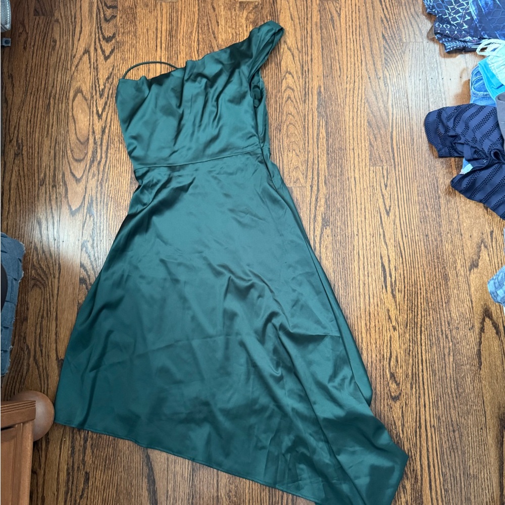 Lulu's Green Midi Dress with Elegant Design